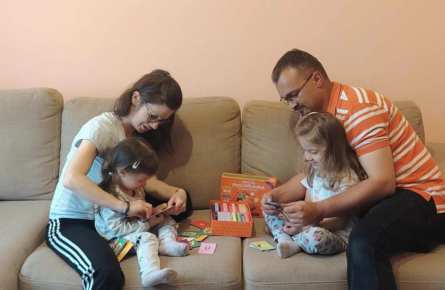A család a Szavak, betűk, érzelmek játékkal játszik.